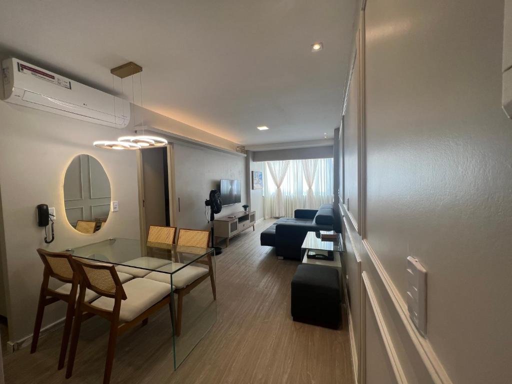 圣路易斯Luxuoso Apartamento na Ponta da Areia的客厅配有桌子和沙发