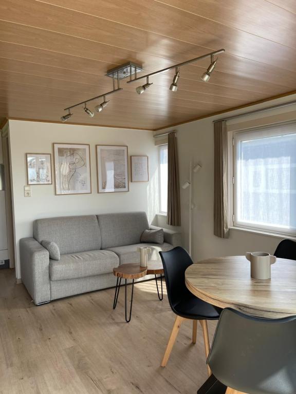 米德尔克尔克Chalet n°32的客厅配有沙发和桌子