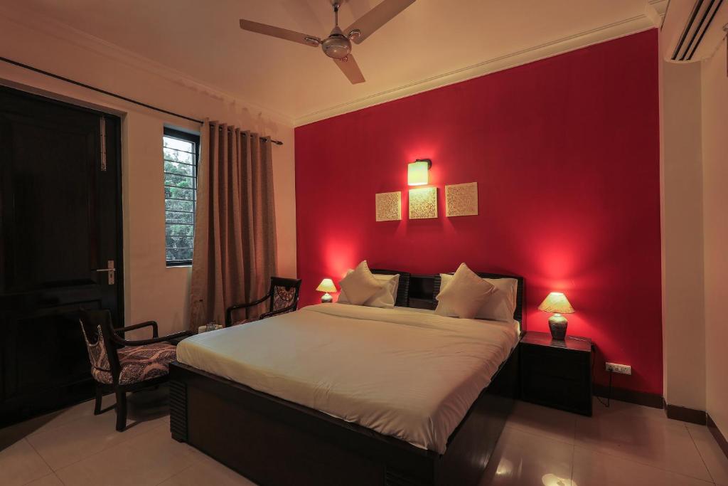古尔冈Bed Lucks的红色的卧室,配有一张床和红色的墙壁