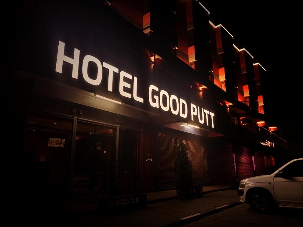 纳库鲁Hotel Good Putt的夜间在大楼上贴上好标牌的酒店