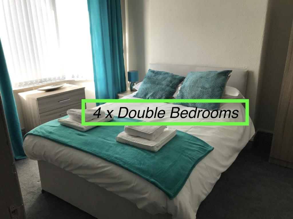 米德尔斯伯勒Jodon House的一间卧室设有一张双人床,上面有绿色的标志