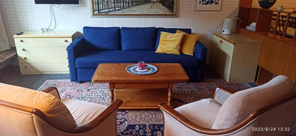伊索拉La Valette的客厅配有蓝色的沙发和桌子