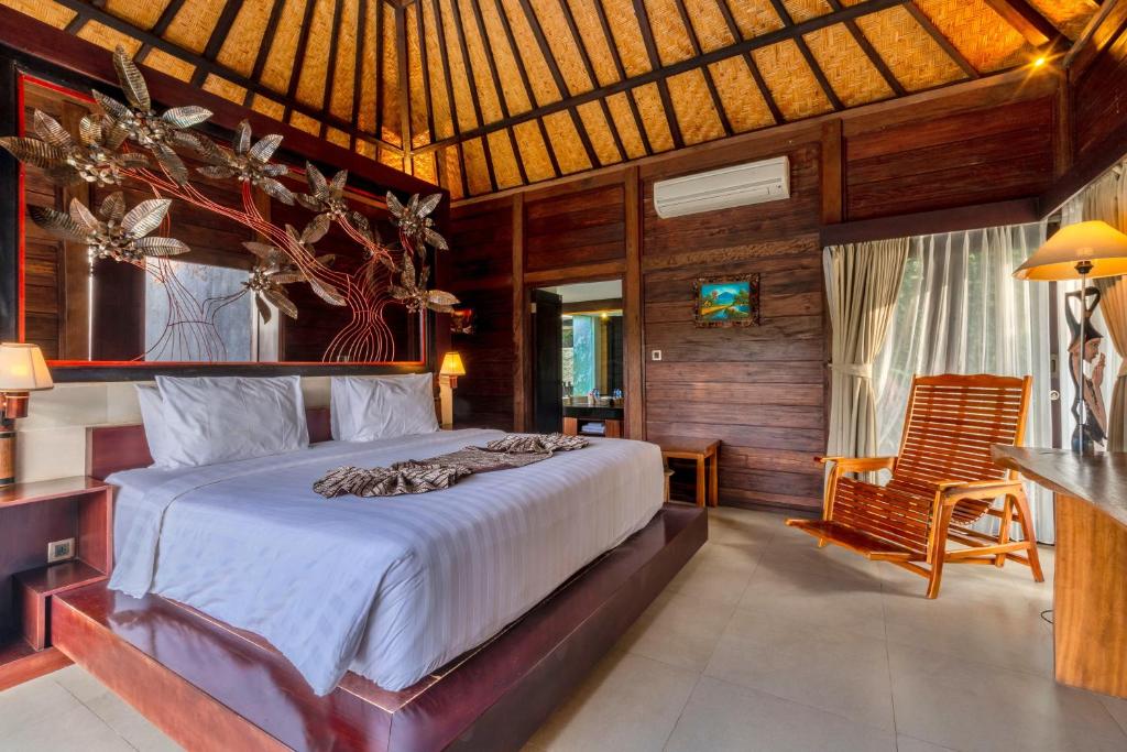 苏卡瓦提Sri Abi Ratu Villas的卧室配有一张床