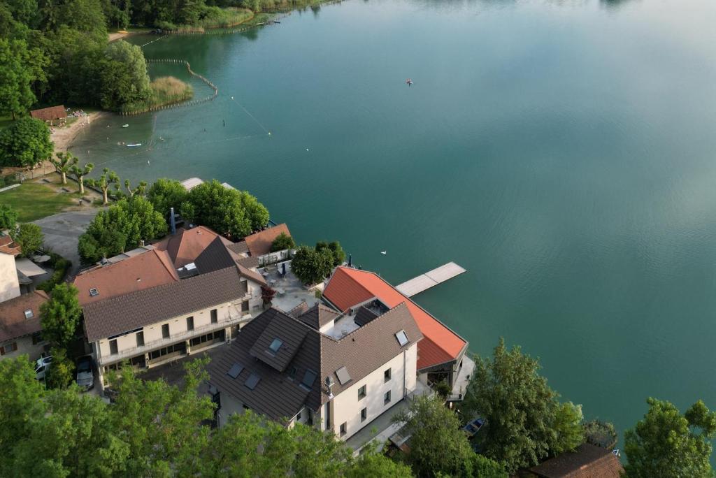 艾格布莱特勒拉克La Villa du Lac的湖畔房屋的空中景致