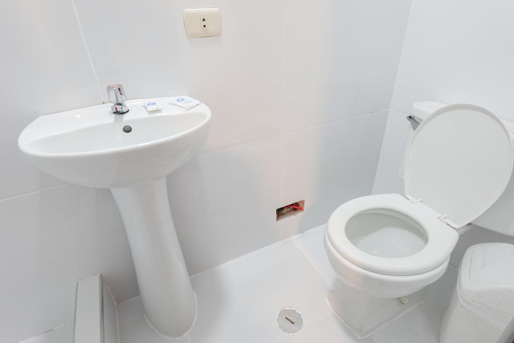马丘比丘Amakonkay Machupicchu的白色的浴室设有水槽和卫生间。