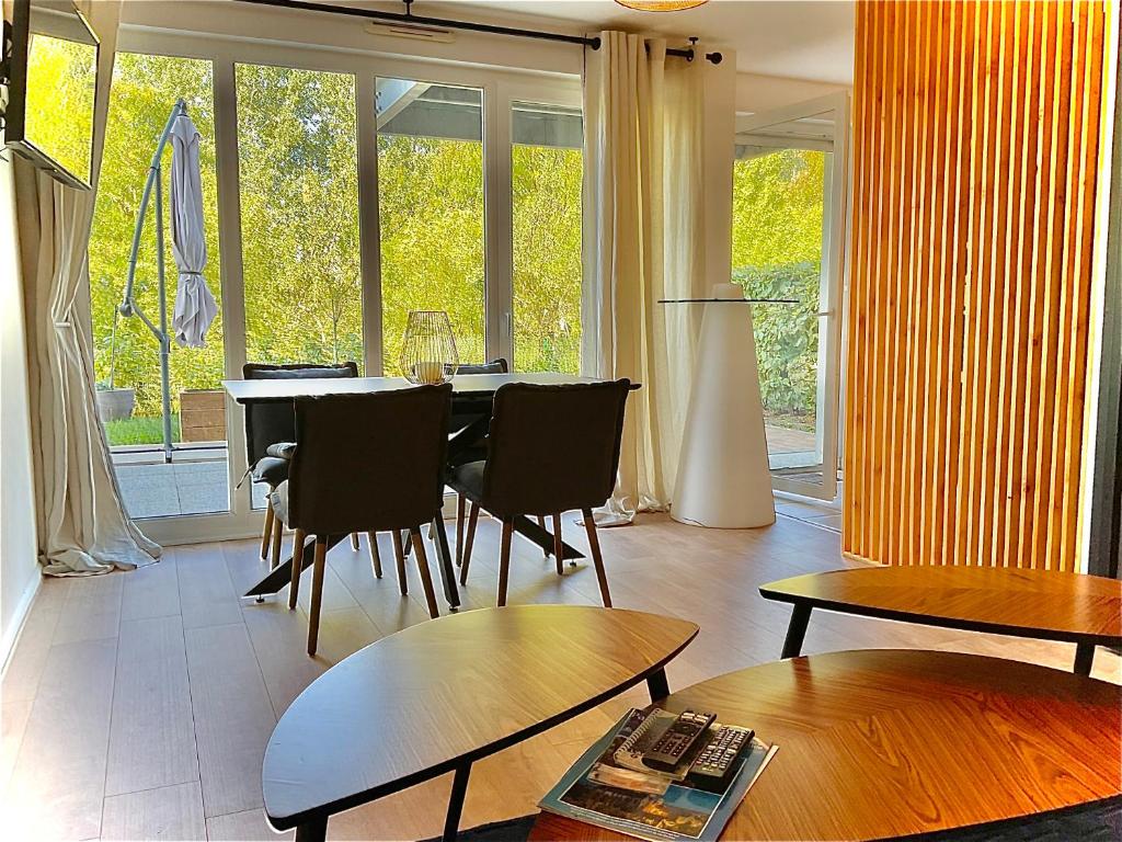 奥贝奈Le Safran的客厅配有桌椅和窗户。