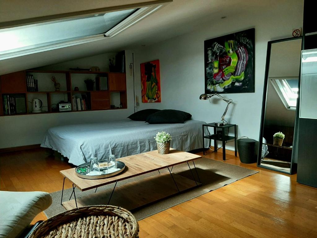 莱萨·达·帕尔梅拉Leça Room的一间卧室配有一张床和一张桌子