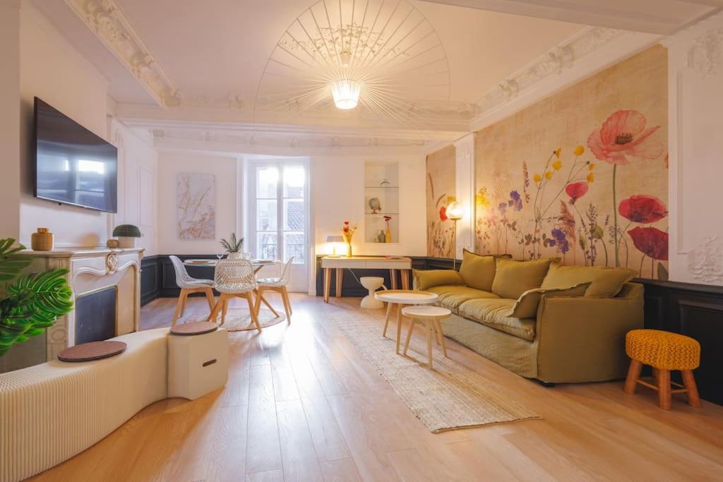 布雷斯地区布尔格Le Balcon du 21的客厅配有沙发和桌子