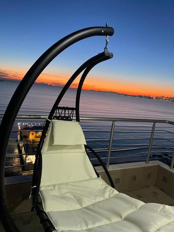 都拉斯LuxurySeaview Apartment的船上的椅子,享有海景