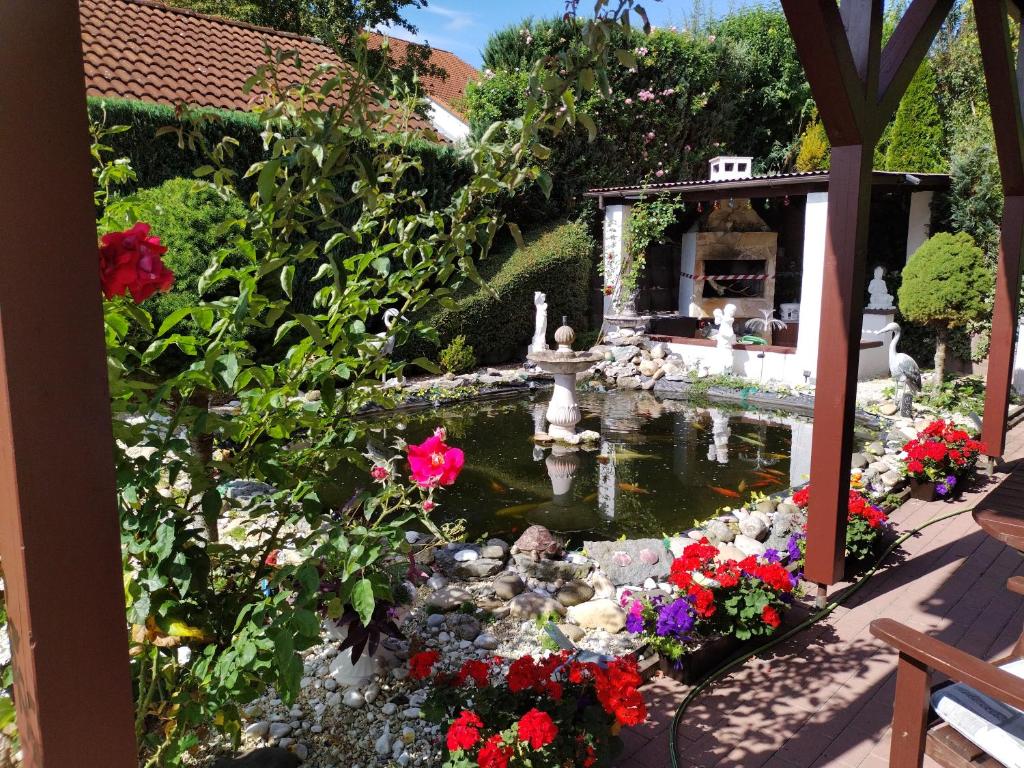 厄林根Apartment am Teich的花园,花园内设有一个花池和一个喷泉
