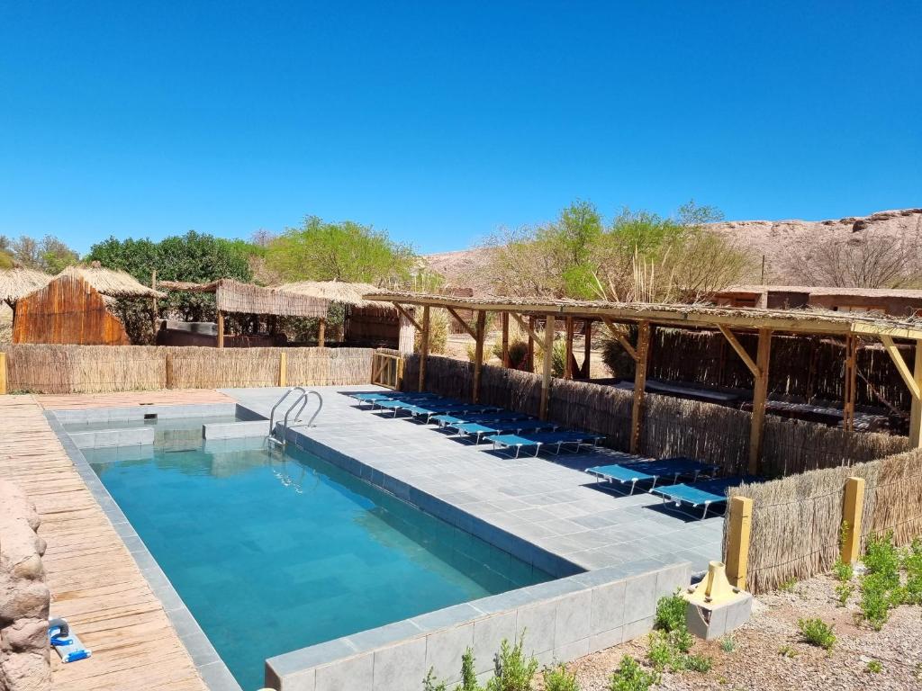 圣佩德罗·德·阿塔卡马阿尔提托德旅馆的沙漠中带躺椅的游泳池