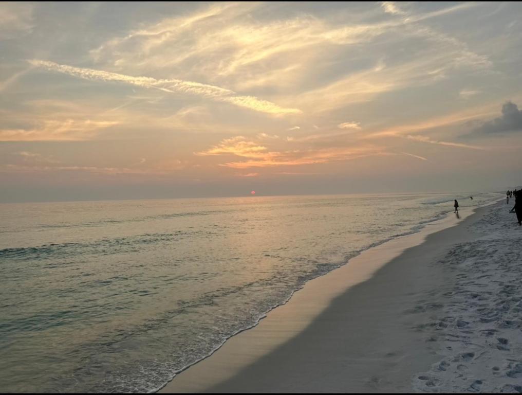 德斯坦Sunset Haven的一群人在海滩上散步