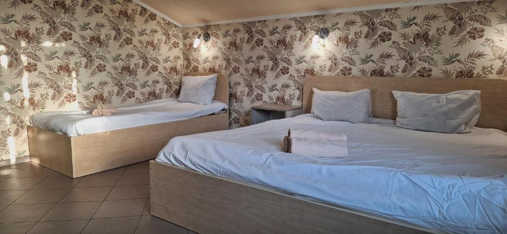 基辅Lisova - Лісова готельня і сауна的花卉壁纸客房内的两张床