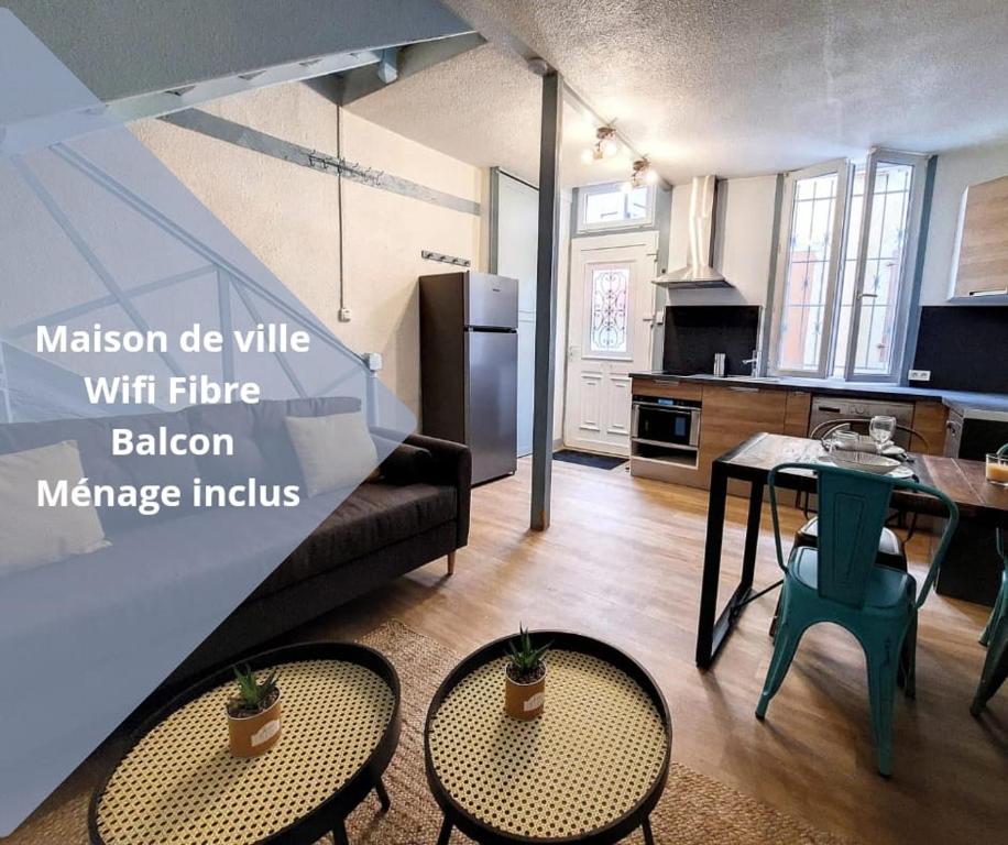 塔布Maison La Petite Bleue - Balcon - Wifi Fibre - Menage inclus的厨房以及带桌椅的起居室。