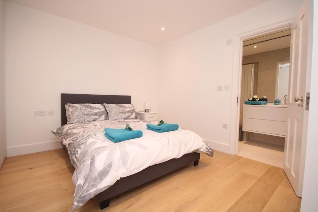 伦敦Lovely flat in Baker street的一间卧室配有一张带两个蓝色枕头的床