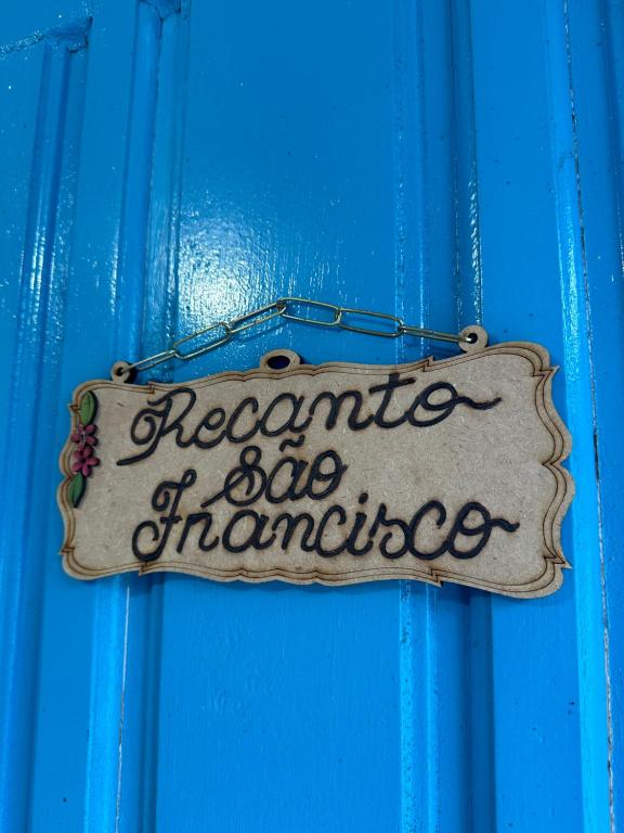 坎波斯杜若尔当Recanto São Francisco的蓝色门门上的标志