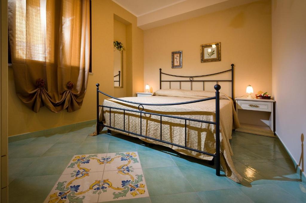 圣维托罗卡波Appartamenti il Patio的卧室配有一张床,地板上铺有地毯