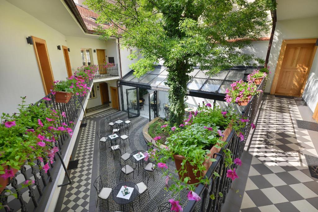 布拉格Hotel At the White Lily的享有种有植物和鲜花的庭院的顶部景色。