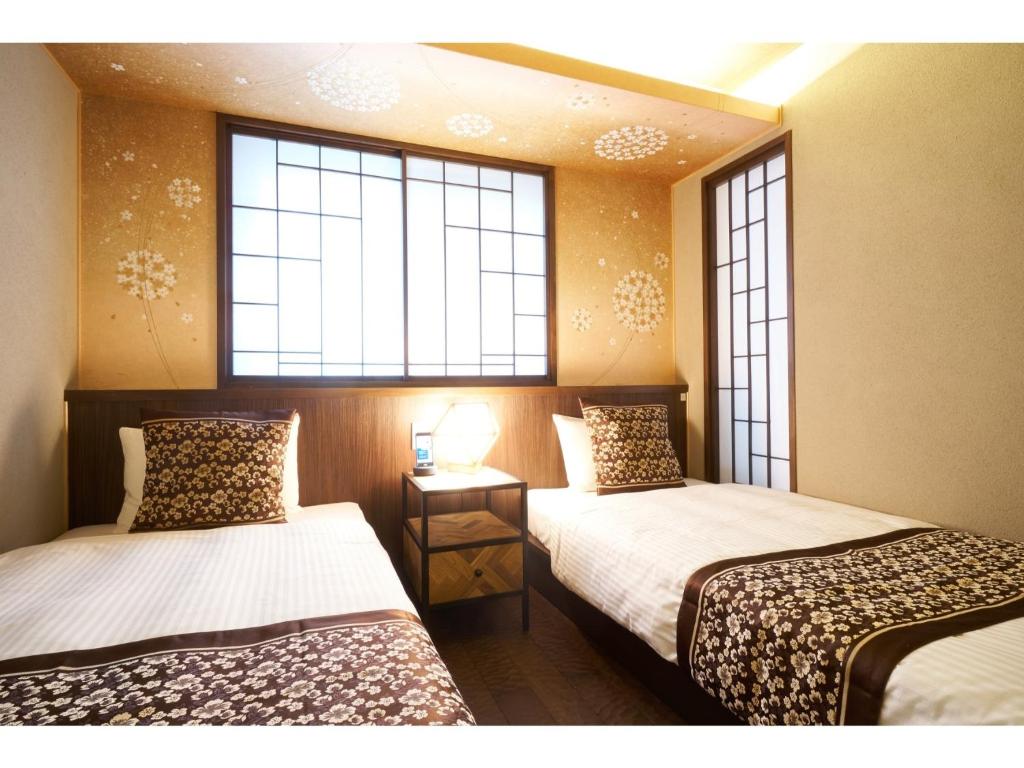 金泽SHIKI Seasonal Colors Kanazawa - Vacation STAY 46392v的带2扇窗户的客房内的2张床