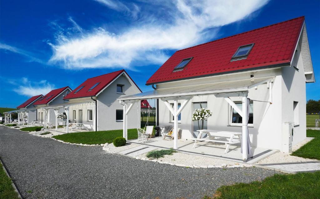 库多瓦-兹德鲁伊Domki całoroczne Jesionowscy的一排带红色屋顶的白色房屋