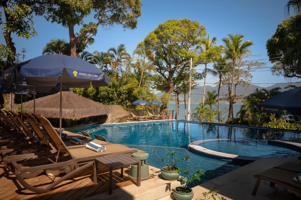 伊利亚贝拉波尔图帕穗巴酒店的一个带椅子和遮阳伞的游泳池