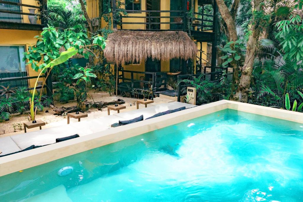 普拉亚卡门Terasu Riviera Maya Hotel & Spa, en Xcaret的度假村中央的游泳池