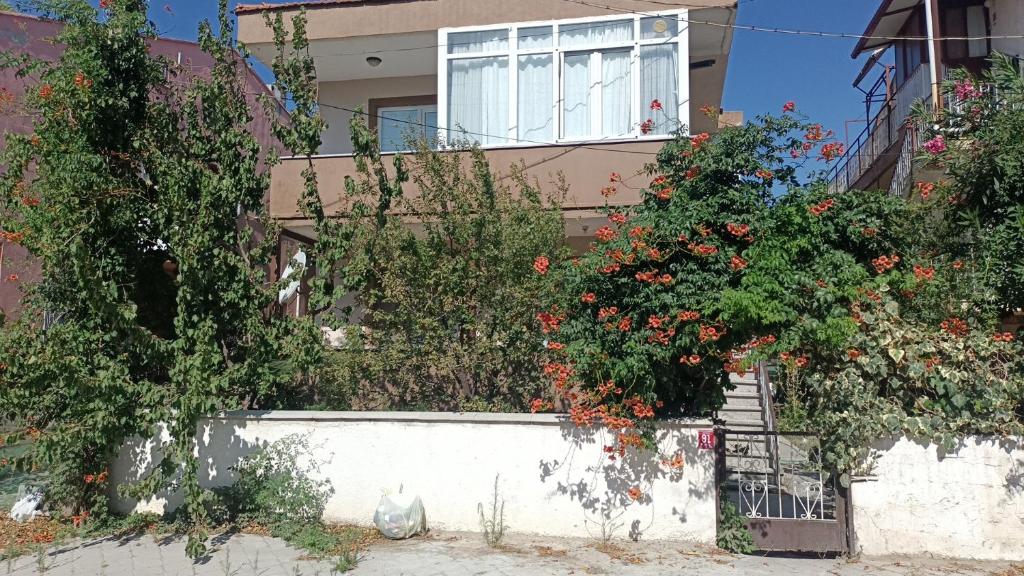 BurhaniyeBahçeli Müstakil Daire的前面有花的房子