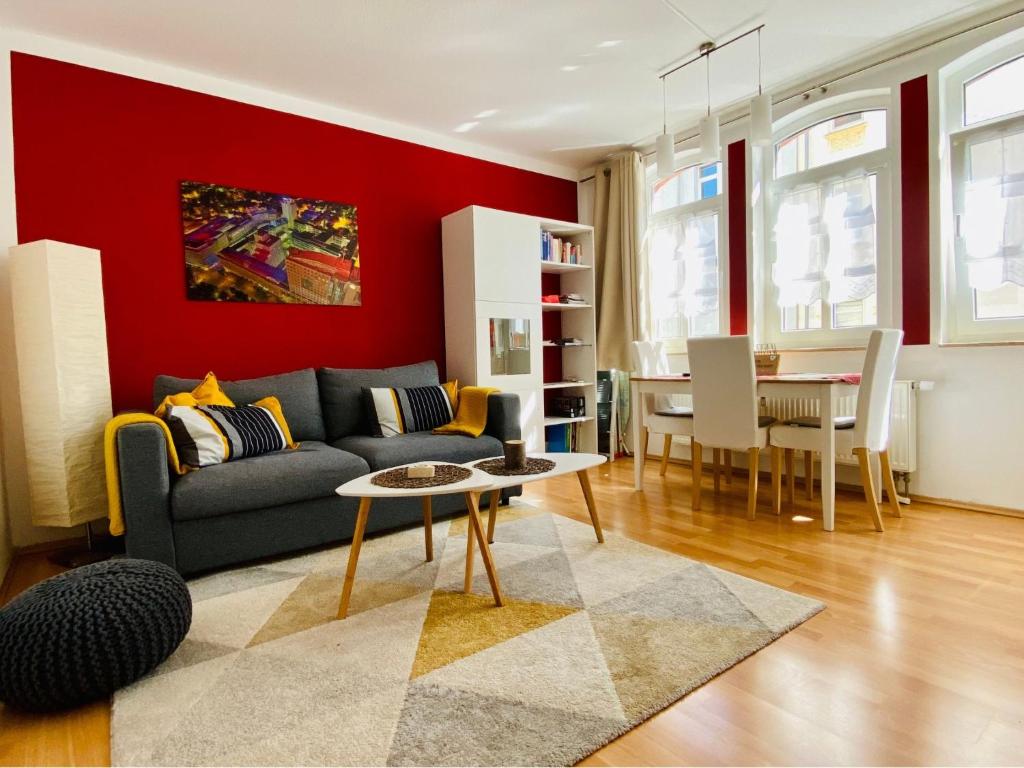 耶拿Zentral & ruhig, ideal für Home Office mit Garten的带沙发和红色墙壁的客厅