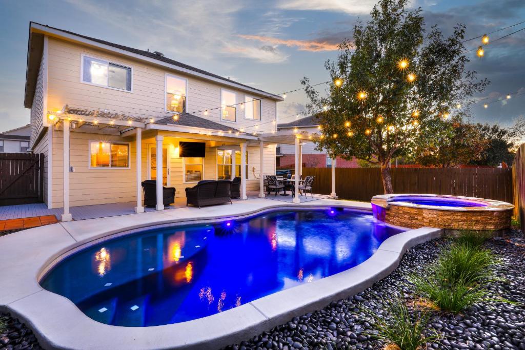 圣安东尼奥Private Heated Pool & Hot Tub, 4BR Gameroom的一座房子后院的游泳池