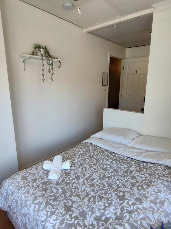 圣让上黎塞留welcome to airbnb的一间卧室配有一张床,床上有毛巾