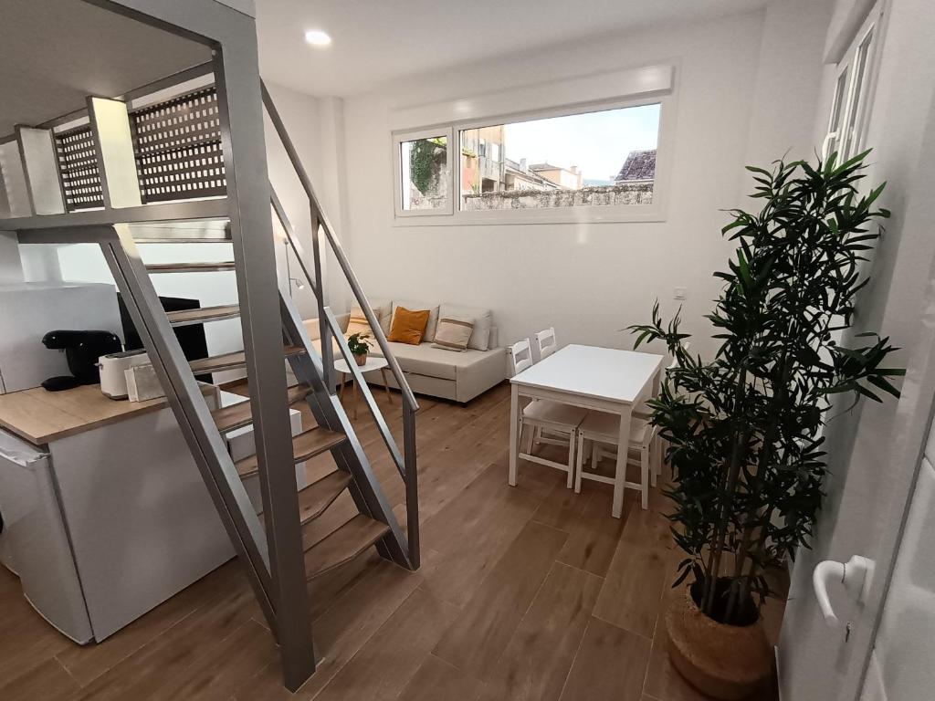 巴约讷MiniLoft Baiona -的一间带楼梯的客厅和一间用餐室