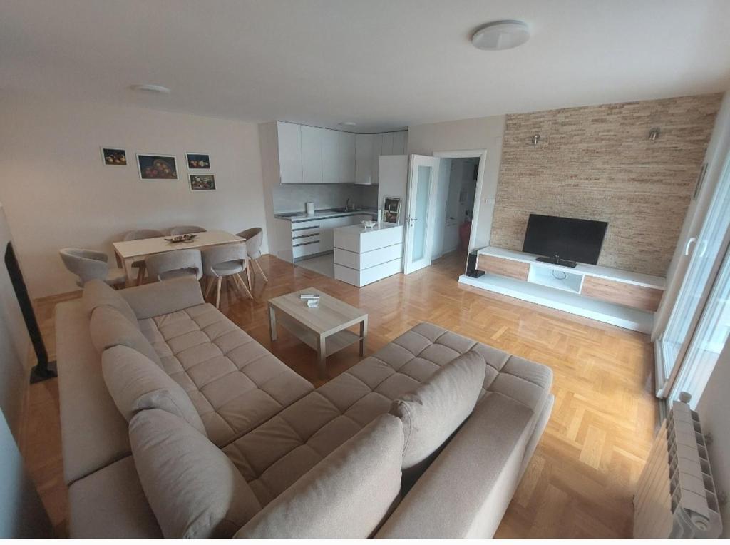 比托拉Aurum apartment的客厅配有大沙发和桌子