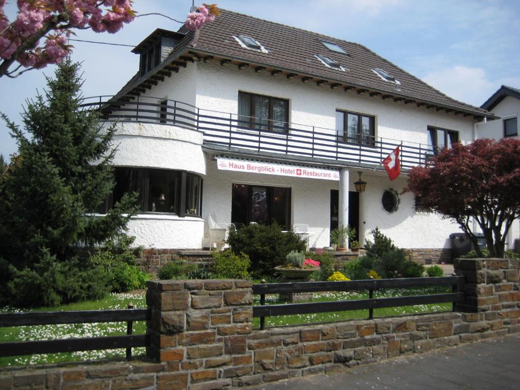 Rheinbreitbach豪斯伯格博里克酒店的前面有栅栏的白色房子