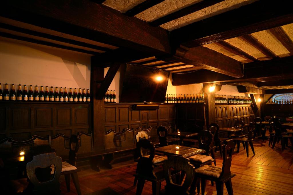 墨西哥城Mansión Papilio的一间酒吧,在房间内配有桌椅