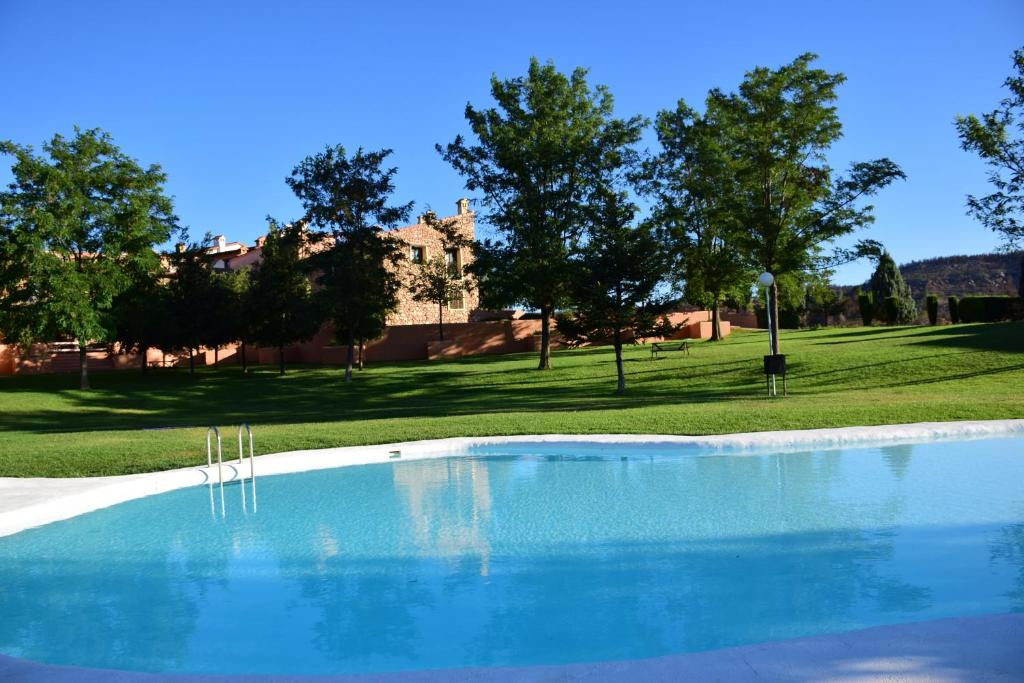 Los PastoresOasis rural的一座空的游泳池,位于房子前面