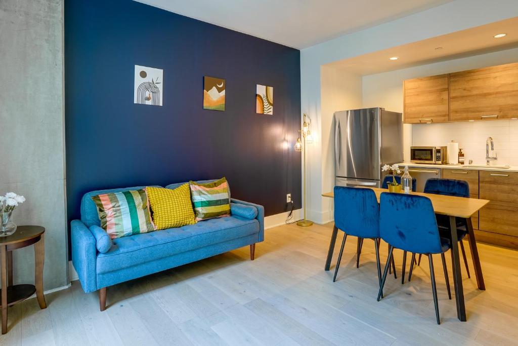 旧金山San Francisco Condo Less Than 1 Mi to Union Square!的客厅配有蓝色的沙发和桌子