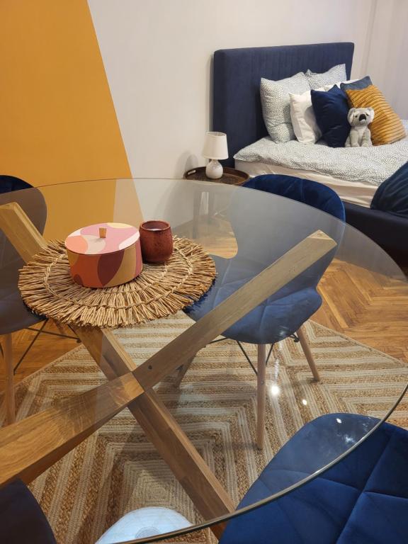 塞克希费黑瓦尔Koala Apartman Székesfehérvar的客厅里设有玻璃桌和椅子