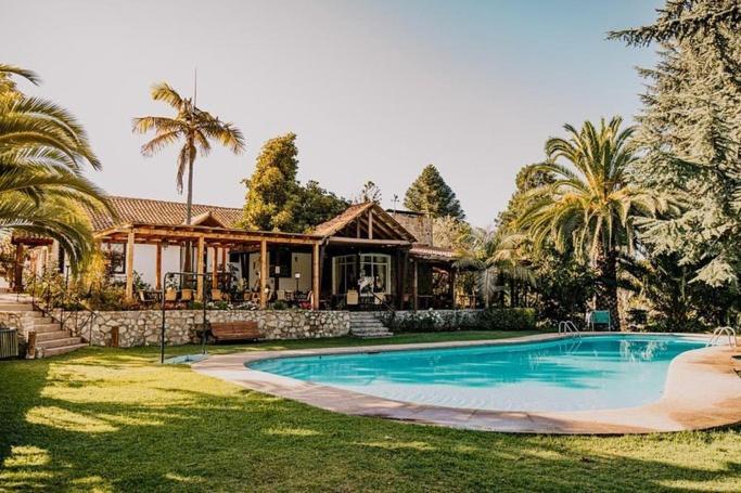利马切Hotel Fundo Las Tortolas的房屋前有游泳池的房子