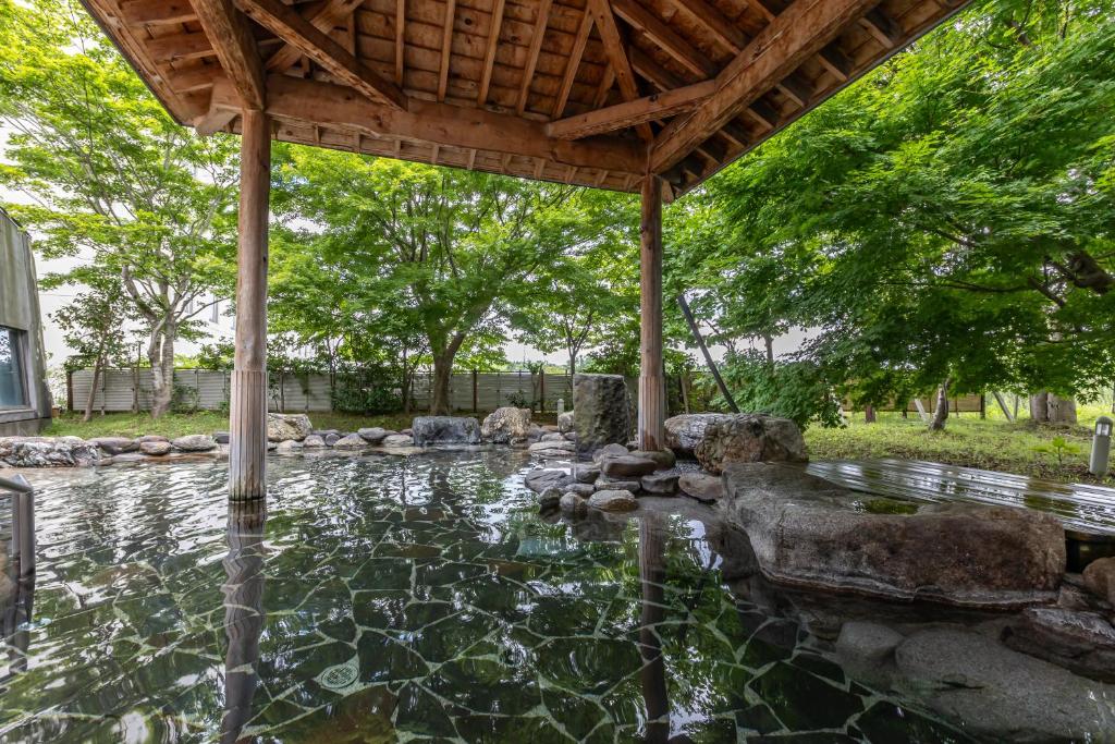 Noheji龟之井酒店 青森马门的后院设有岩石池塘和木屋顶