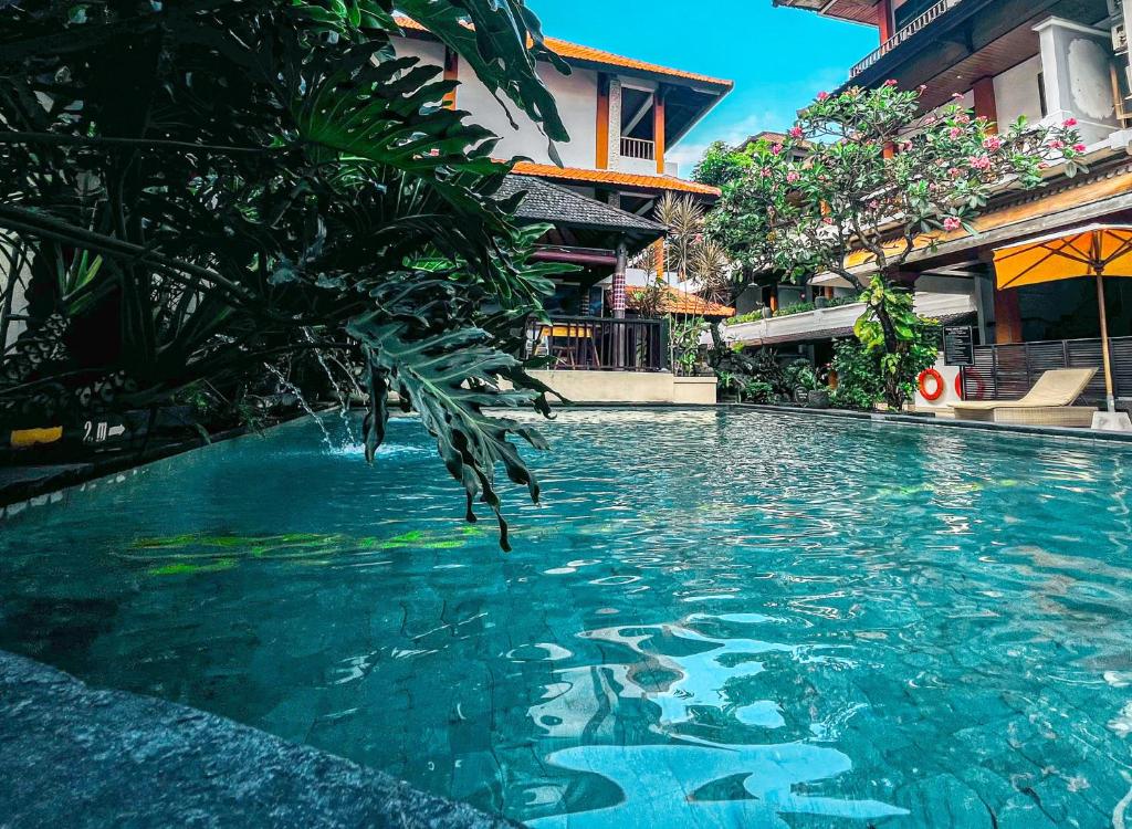 库塔Bali Summer Hotel by Amerta的大楼前的游泳池