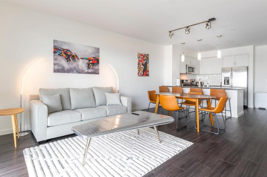 洛杉矶Brand New Luxury Apartment WeHo的客厅配有沙发和桌子