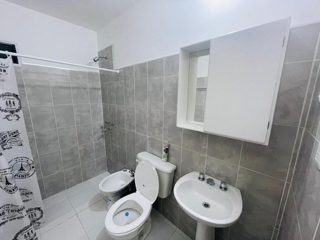 乌尼翁镇Departamentos Isabella的浴室配有白色卫生间和盥洗盆。