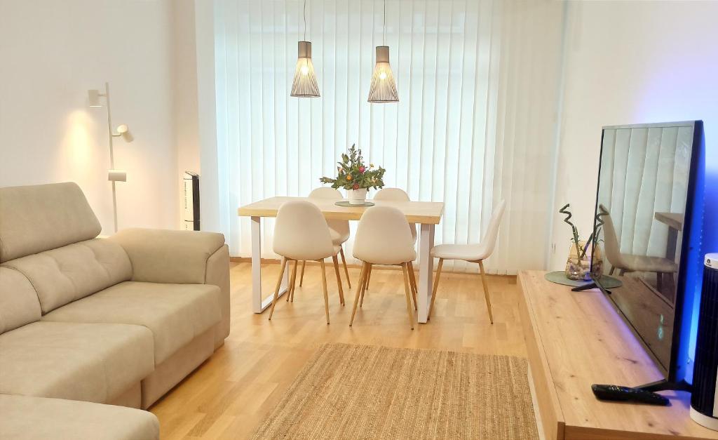 坎巴多斯Aronda Cambados apartamento céntrico的客厅配有桌子和沙发