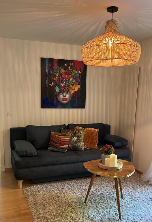卢塞恩Löw的客厅配有黑色沙发和桌子