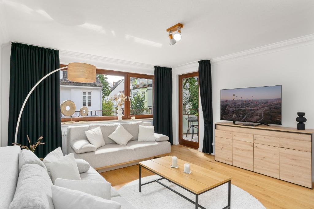 不莱梅Modern Oak-Apartment für bis zu 6 Personen的带沙发和电视的客厅
