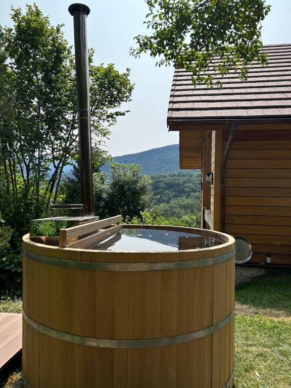圣若里奥Le Cabanon的房屋后院的热水浴池