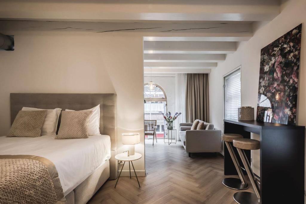 霍林赫姆Le Bon'Apart Suites的一间卧室设有一张床和一间客厅。