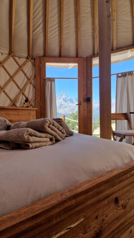OstanaMonvisoRelax的山景客房的一张床位