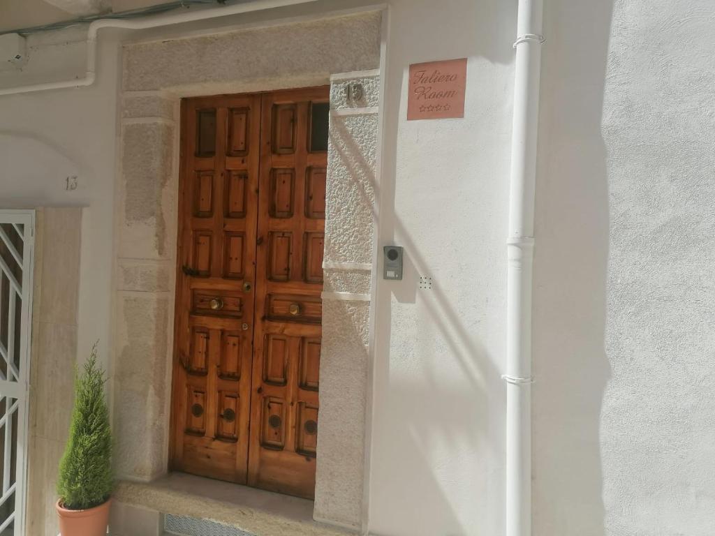 卡诺萨迪普利亚Faliero Room的建筑物上带有标志的门
