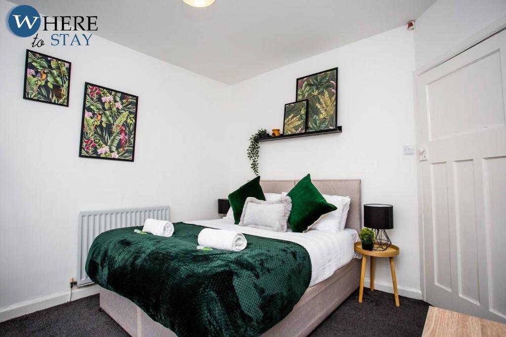 KentonStylish 3 bedroom property Newcastle的一间卧室配有一张带绿毯的床